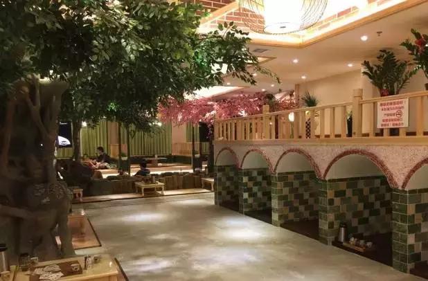 一起泡温泉的奢侈的享受,夏日一起泡温泉