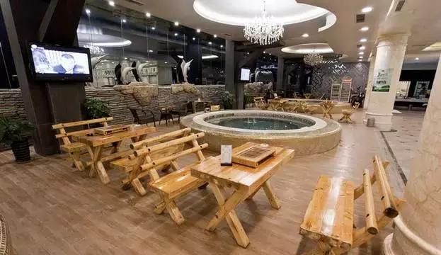 一起泡温泉的奢侈的享受,夏日一起泡温泉