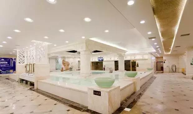 一起泡个温泉,温泉泡池冬天来一场暖暖温泉旅行