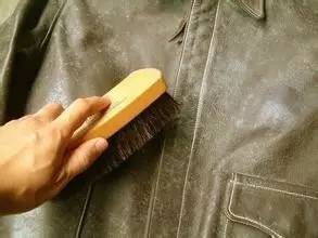 白色衣服的顽固发霉污渍如何清除,衣服发霉异味怎么清洗方法最简单