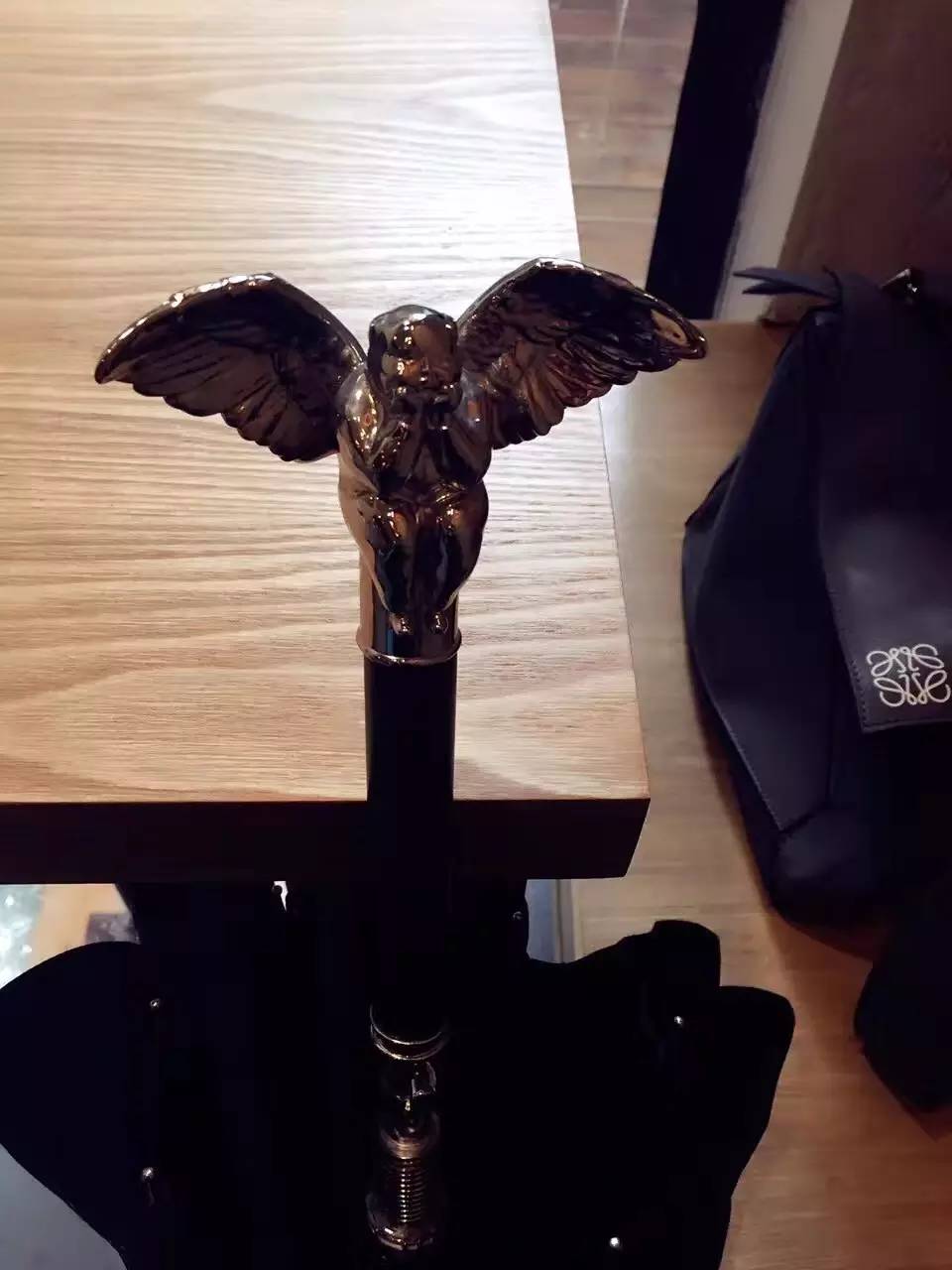 跟着艺术家学穿搭,跟艺术家学穿搭三组时髦颜色