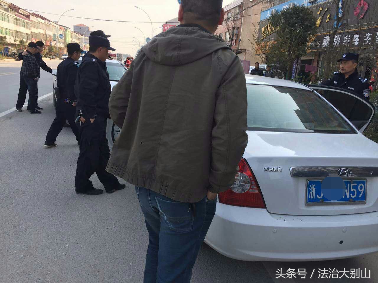警方破获特大贩卖假烟案,抓卖假烟案例