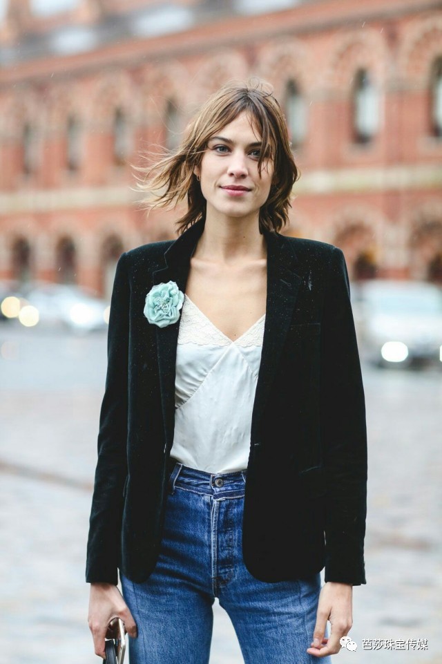 教你美｜低头就掉的皇冠我不要！尊贵的你我需要一枚胸针！