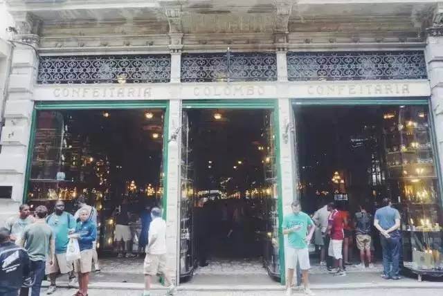 去年夏天，他几乎花光了全部积蓄流浪巴西，去了这些自由有趣的咖啡馆