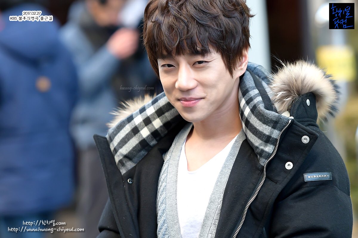 170327每周一都如此鲜嫩！黄MC“不朽”上班造型盘点