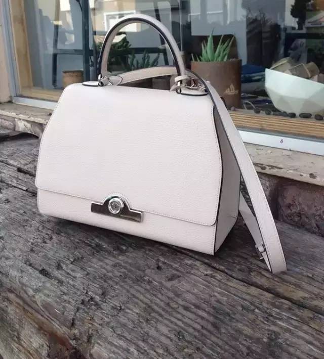 英国女王背双肩包,英国女王专宠乔治王子