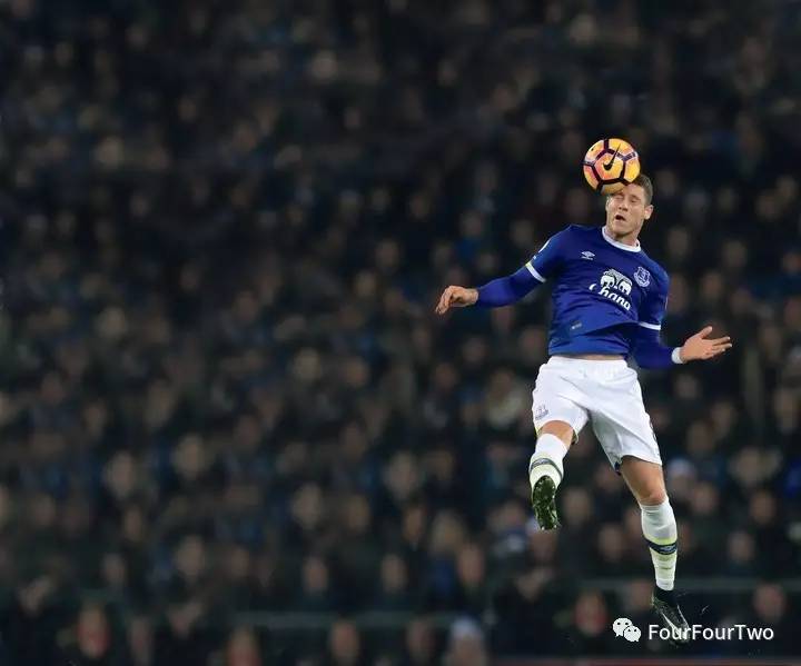 头球会伤头部吗,头球影响球员大脑或致记忆衰退