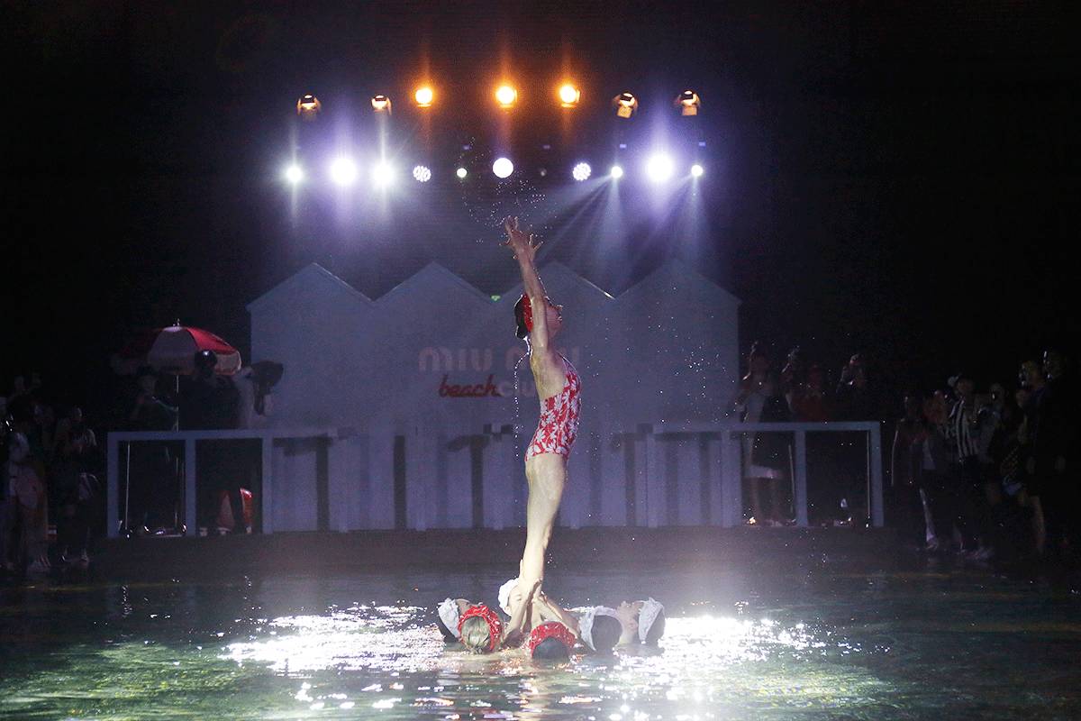 杨幂在泳池边吃苹果,在游泳馆里偶遇杨幂