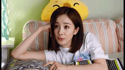 杨幂在泳池边吃苹果,在游泳馆里偶遇杨幂