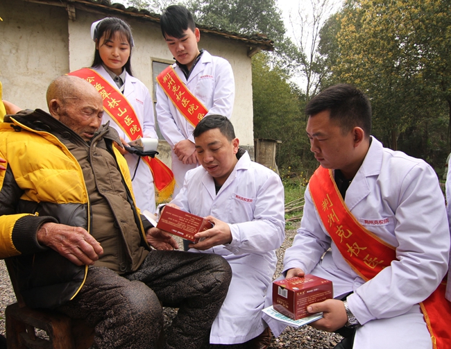 健康社区公益行,健康公益行慰问老人送健康