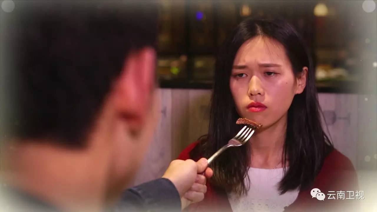 被罚跪键盘的女生,侦探汤姆被女友罚跪键盘