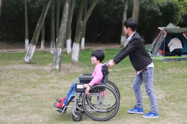 先天脑瘫、路人侧目,18岁她发帖求职逐梦人生这个萧山女孩的阳光不言弃,我服!