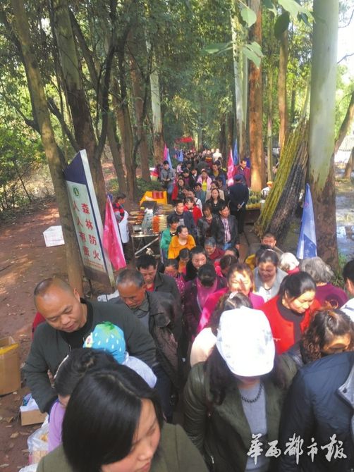 十万人聚集在一个地方,十万人聚一起