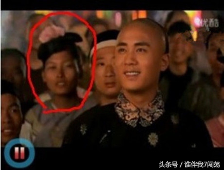 搞笑穿帮：周杰饰演的少年包青天中烧焦的尸体是两个黑人代替的！