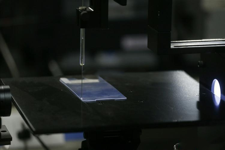 10元钢化膜竟能秒杀200元的？美女记者教你一招识别好坏！