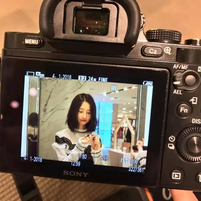 不敢去大牌店试衣服的年轻姑娘，可能永远不知道自己有多美