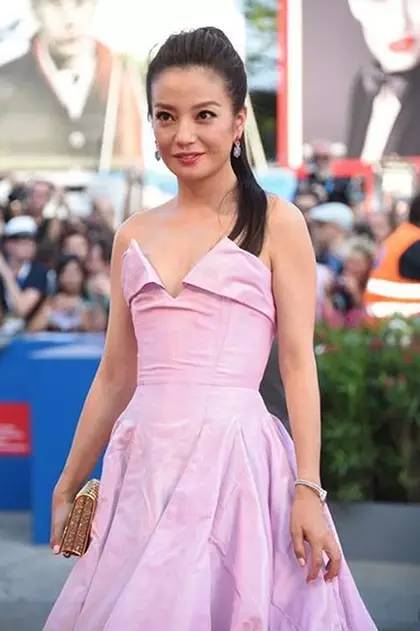 赵薇从演员到导演经历了什么,赵薇最近的发型