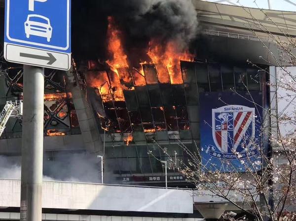 虹口足球场着火视频,上海虹口足球场着火原因