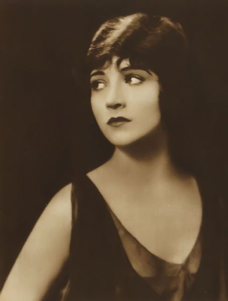 她被称中国第一美女身价过亿,她被誉为圈内第一美女