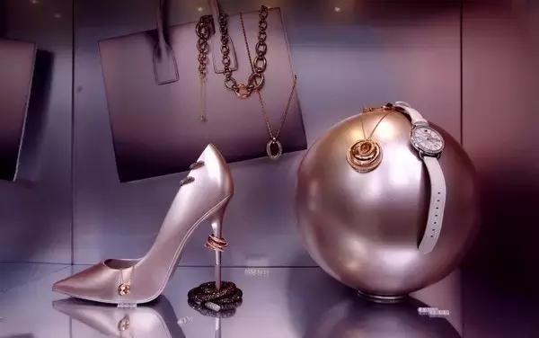 不敢去大牌店试衣服的年轻姑娘，可能永远不知道自己有多美