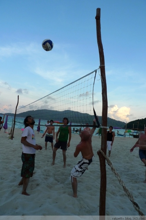 在孤独小岛上追蜥蜴、为岛民演奏音乐、玩浮潜、品冰咖啡，好享受