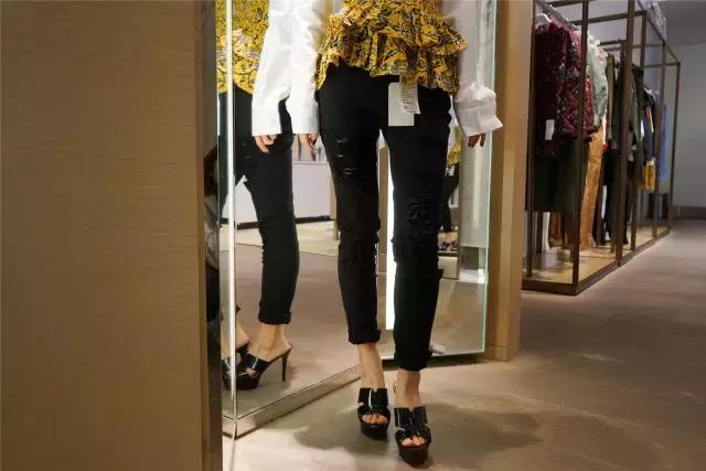 不敢去大牌店试衣服的年轻姑娘，可能永远不知道自己有多美