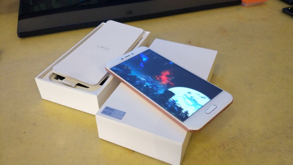 这是一部真小米手机，又轻又薄的小米手机5c