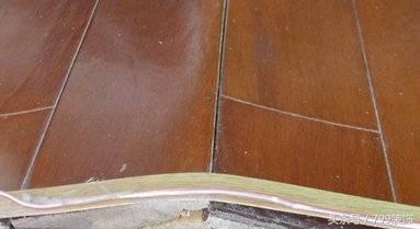 木地板两块之间缝隙鼓起怎么处理,家里木地板突然鼓起来了怎么办