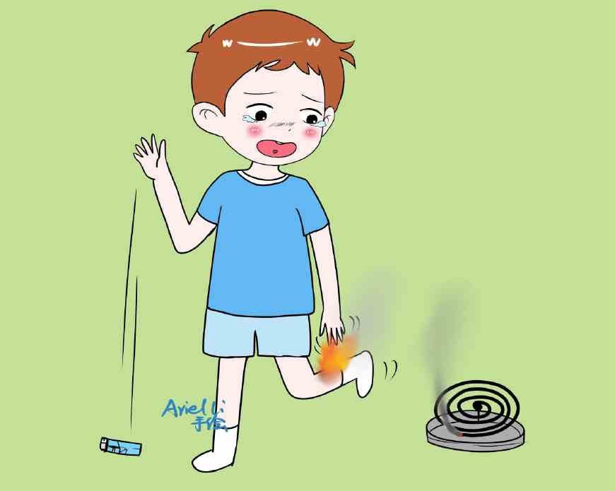 妈妈为孩子点蜡烛着火,妈妈给孩子点蜡烛打火机爆炸