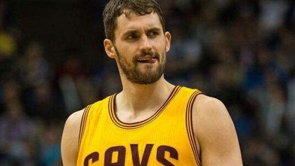 詹皇逆天扣篮,里程碑詹皇正式达成100+三双