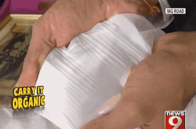 这个从垃圾山中成长起来的印度小伙,为了拯救环境,发明了一款可以吃的塑料袋