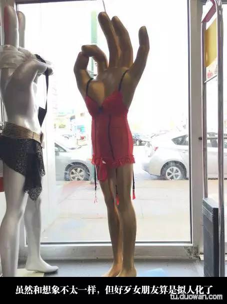 4个小伙子爬山帮助一位老人，结果几天后奇迹发生，别人都羡慕死了！