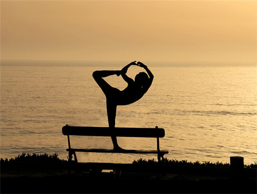 瑜伽初学者选择哪种厚度的瑜伽垫,瑜伽垫和瑜伽弹力带有什么区别