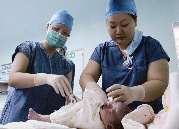 女大学生取卵买苹果7，痛到虚脱，女性取卵究竟有哪些危害？