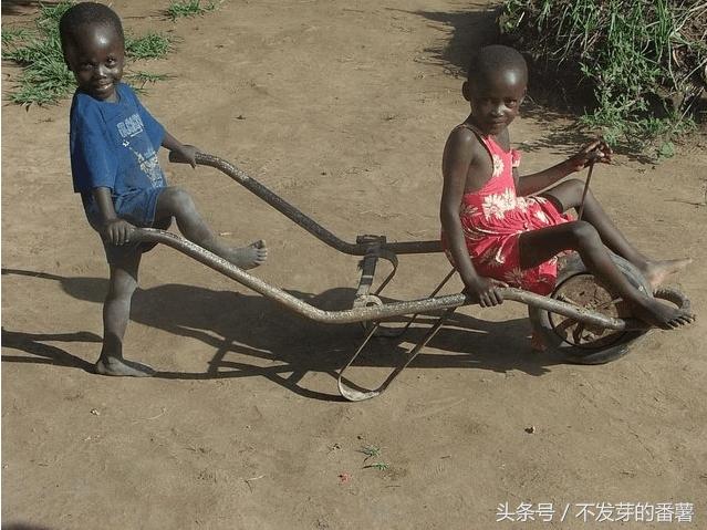 一组非洲儿童的玩具照片，看完感到很心酸！