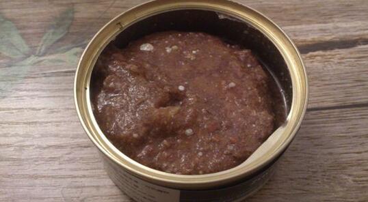 给猫咪吃主食罐头还是零食罐头好,怎么给猫喂猫罐头