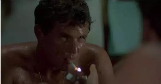 二战美国大兵不扛枪也能成为英雄,二战的美国大兵带几支枪