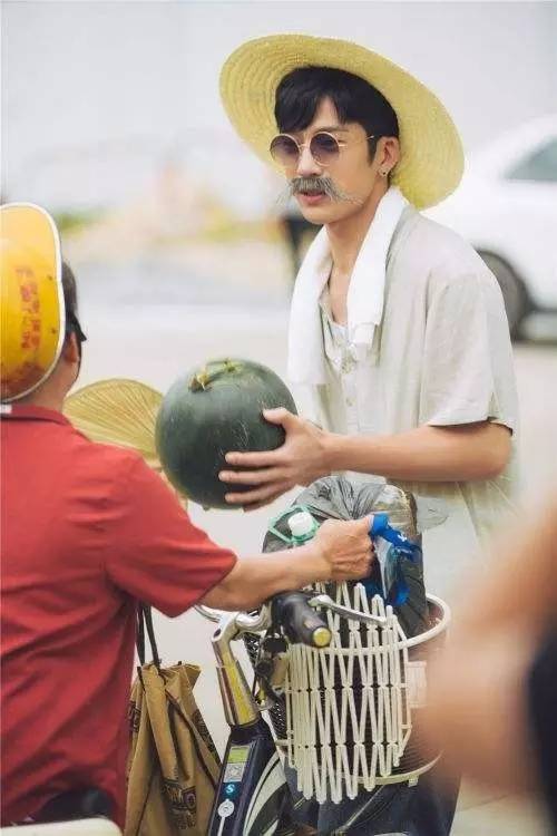 留小胡须有什么讲究,留胡须有技巧