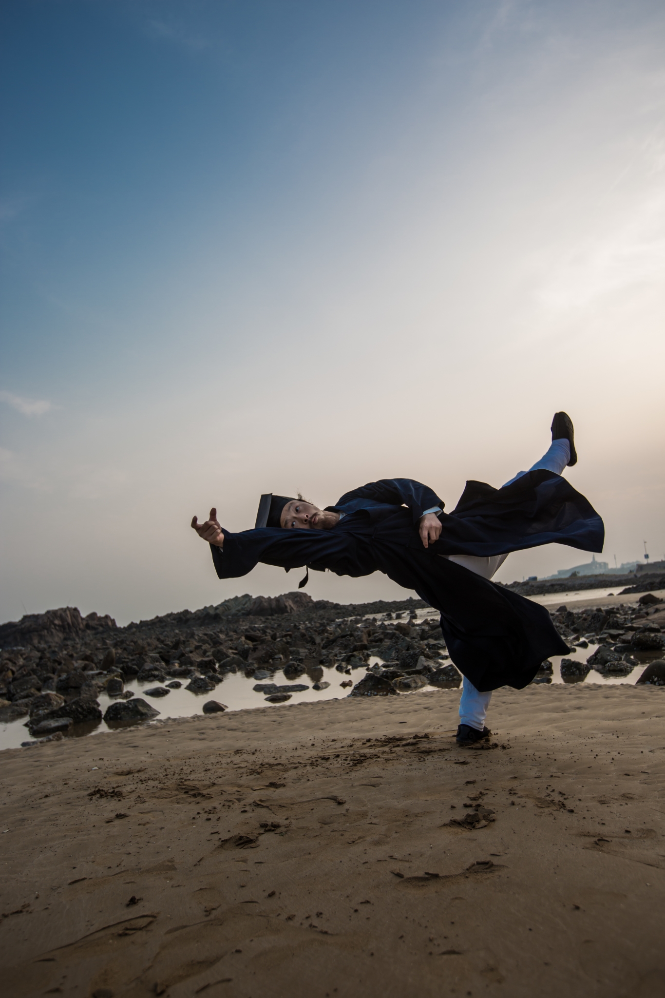 武当轻功第一人陈师行,武当道长陈师行展示轻功摔倒