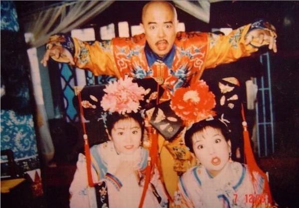 林心如老佛爷,让老佛爷躺在地上合照