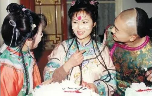 林心如老佛爷,让老佛爷躺在地上合照