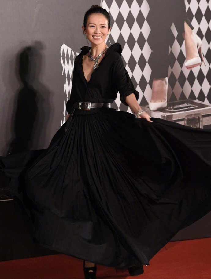 赵薇和范冰冰同穿西装,赵薇穿黑色衣服的图片