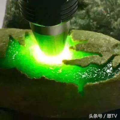 翡翠开窗赌石有假吗,翡翠赌石开窗图片大全