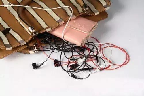 耳机线收束带,耳机线拔出来一点才可以正常使用