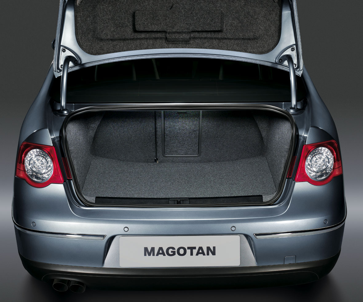 在主驾驶怎么关后备箱,车后备箱一般怎么关