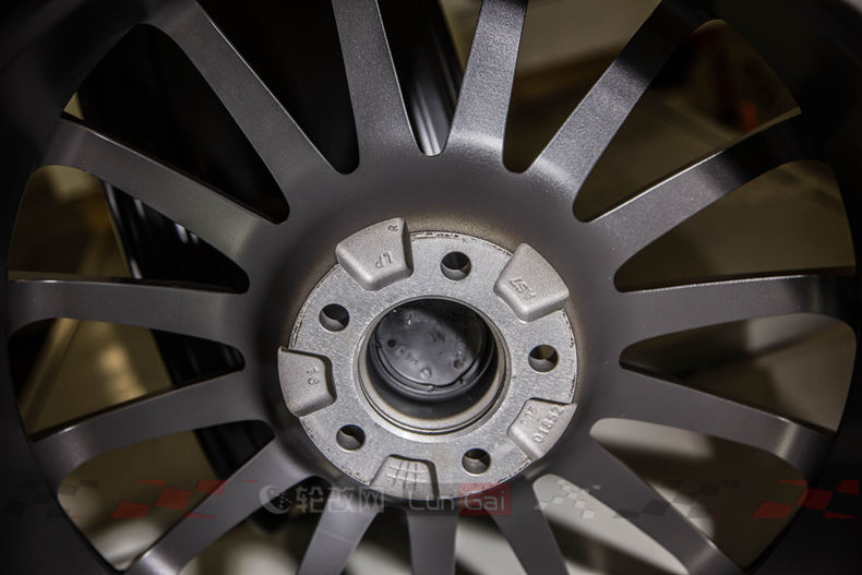 勒芒经典——OZSuperturismoLM轮毂细节展示