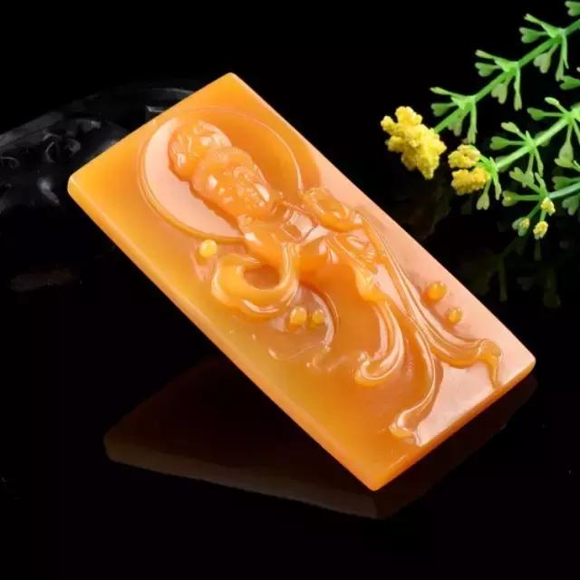 黄龙玉手镯费料,导致黄龙玉手镯价格高?