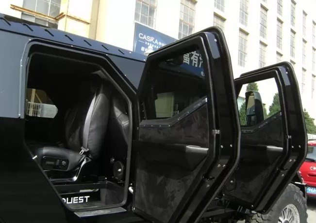 1500万骑士十五世去洗车，洗车人员直摇头：装甲车我们洗不了