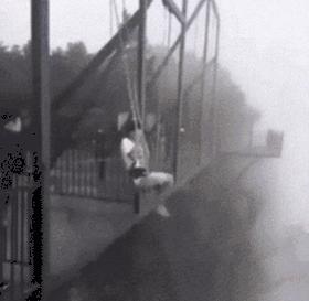 女生生西瓜,妹子吃冰镇西瓜拉肚子