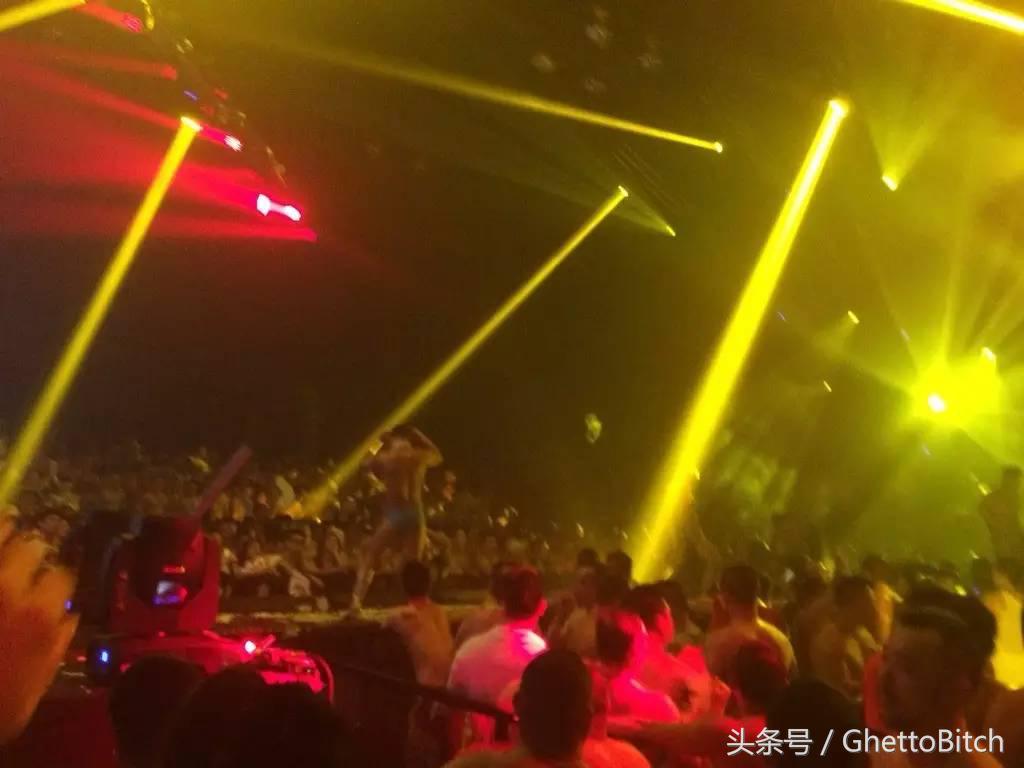 泼水节接吻情侣遭围观,泼水节情侣接吻遭围观